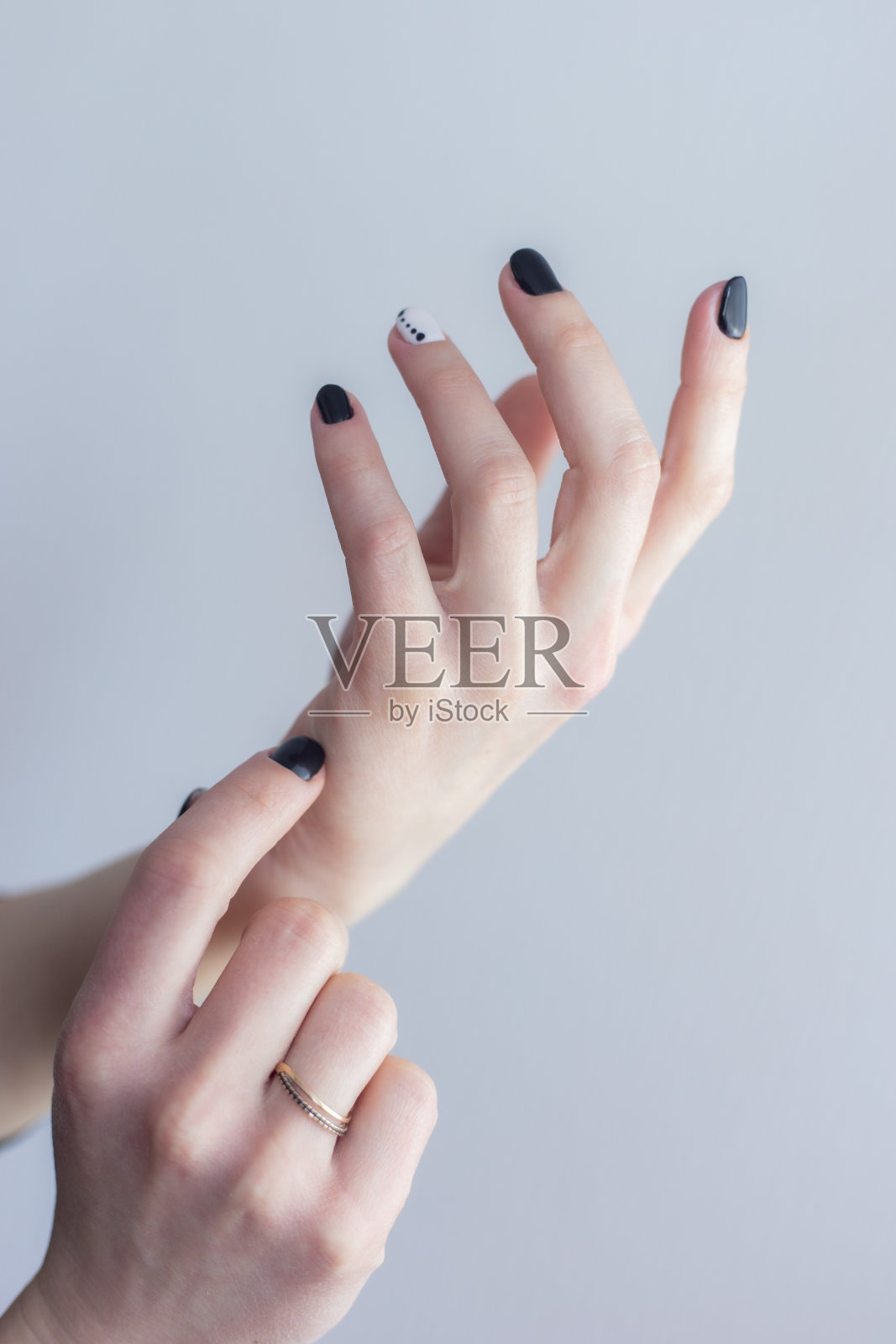 二维码美甲，女性优雅的双手照片摄影图片