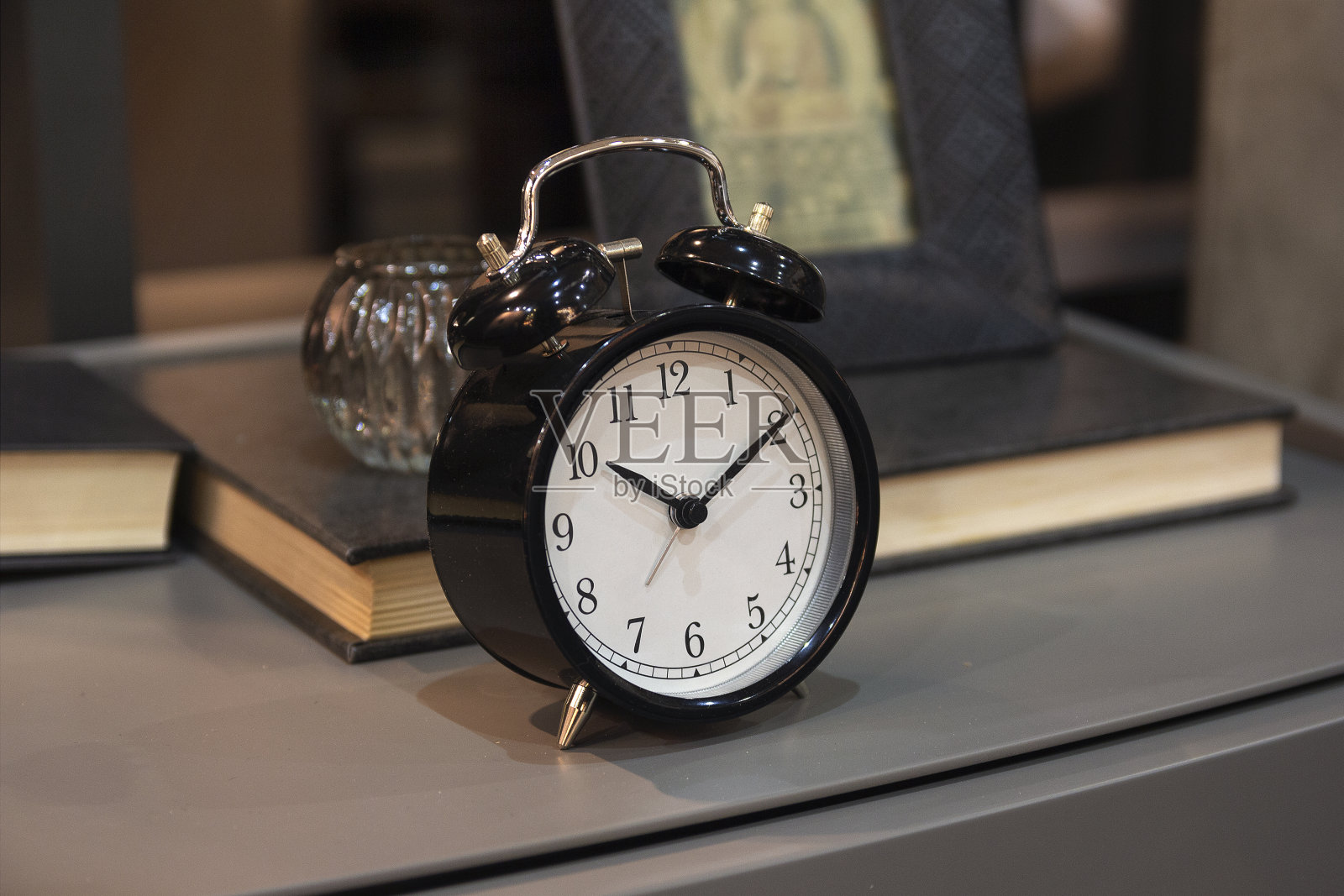 闹钟在卧室的桌子上。内饰照片摄影图片