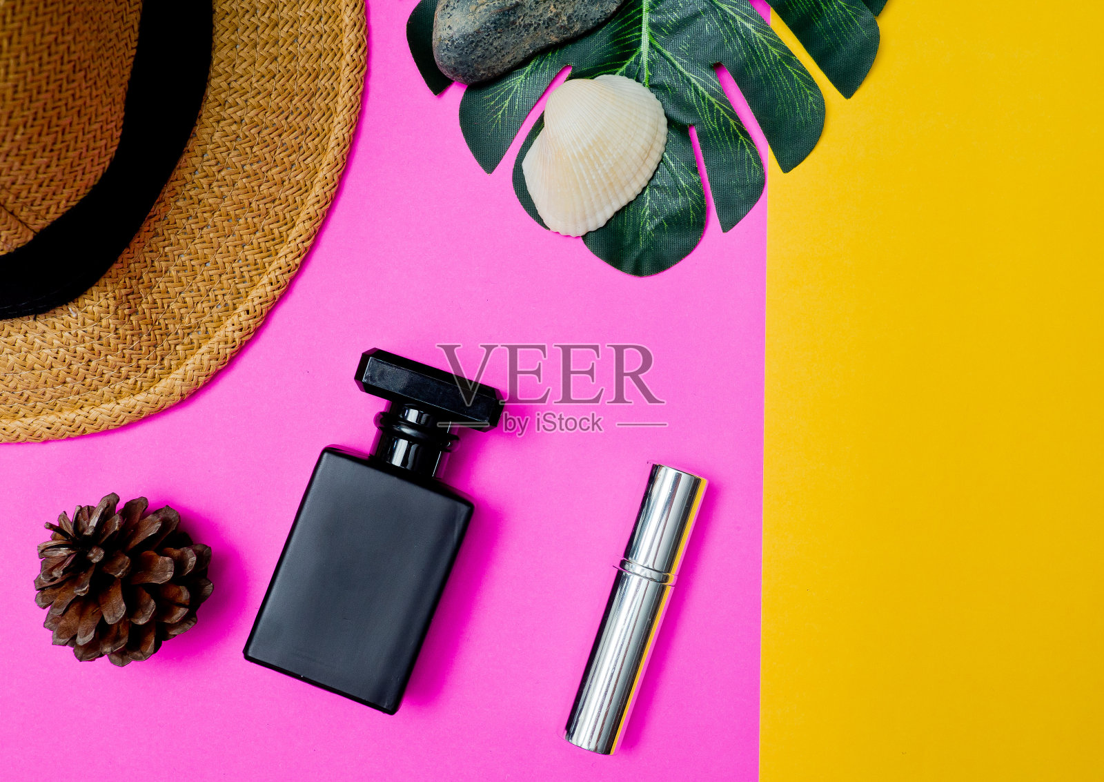 天然化妆品瓶容器、空瓶、天然美容护肤品、美容产品概念照片摄影图片