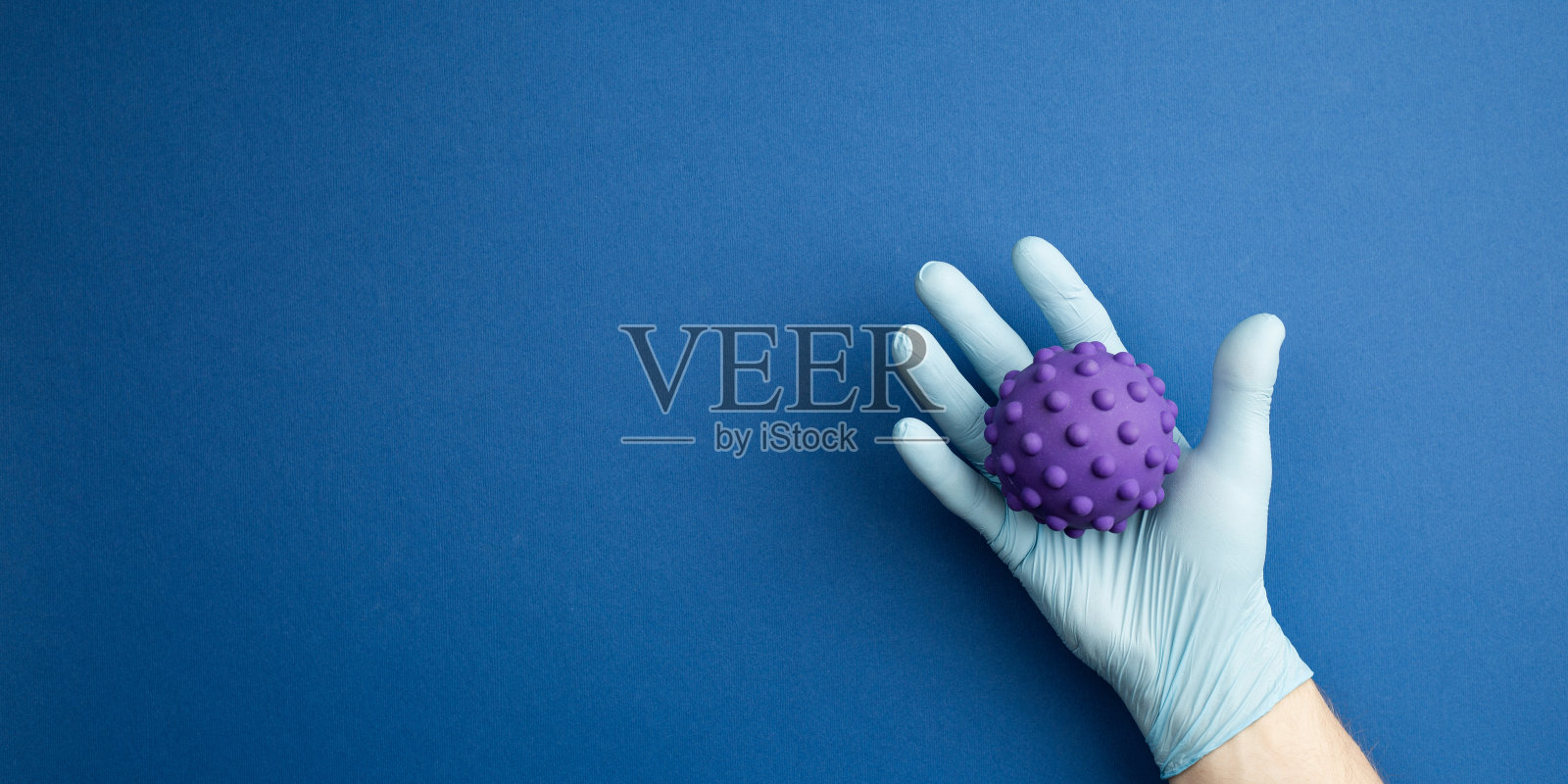 手戴无菌手套研究病毒的模型照片摄影图片