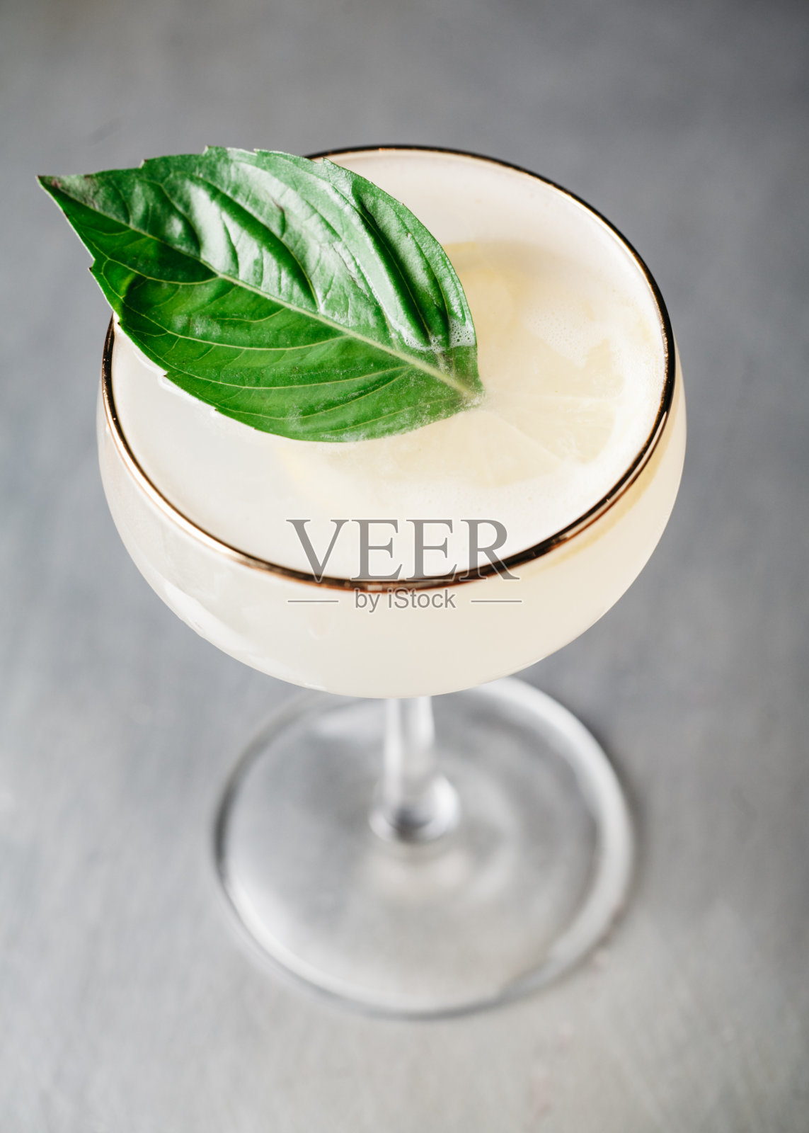 用罗勒叶装饰的夏季酒精鸡尾酒照片摄影图片