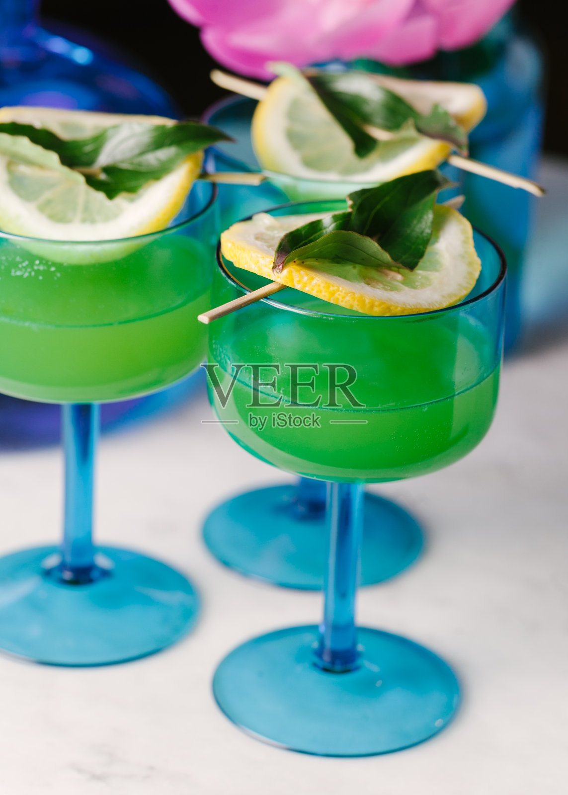 三杯清爽的龙舌兰鸡尾酒在大理石表面上照片摄影图片