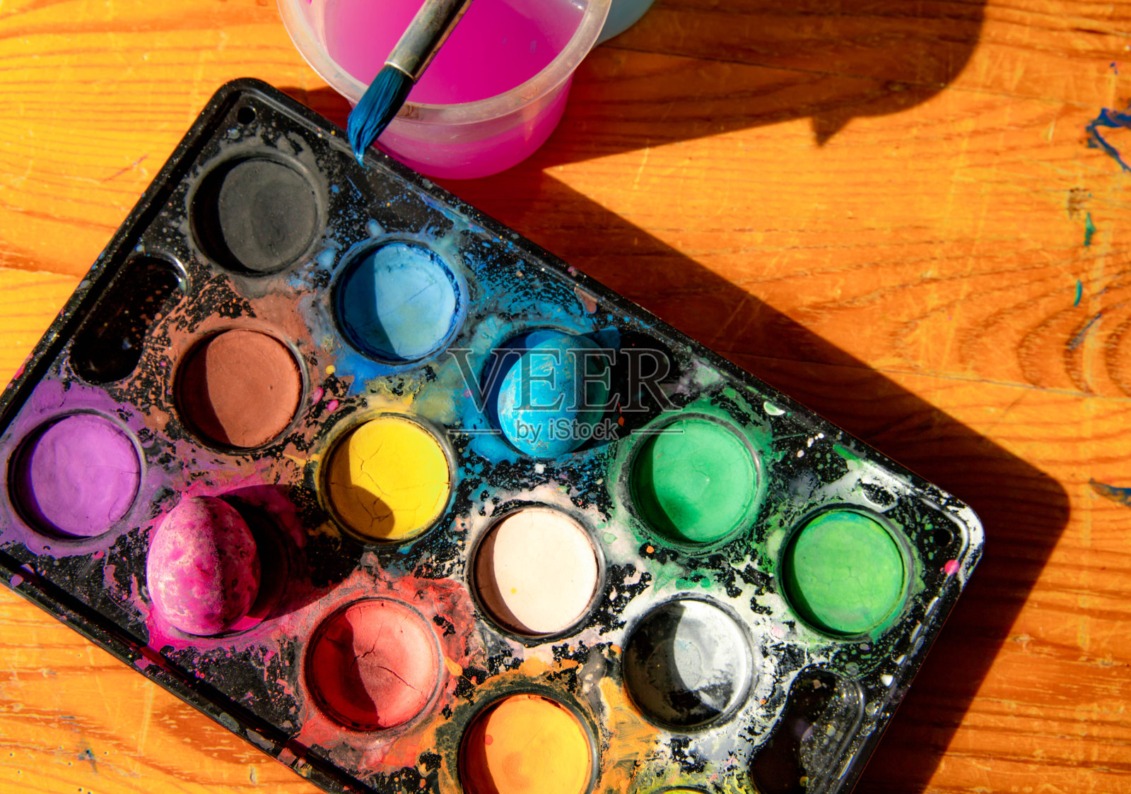 复活节吃五颜六色的彩蛋照片摄影图片