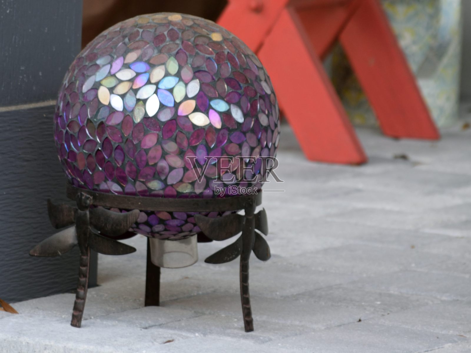 花园里的镜面球照片摄影图片