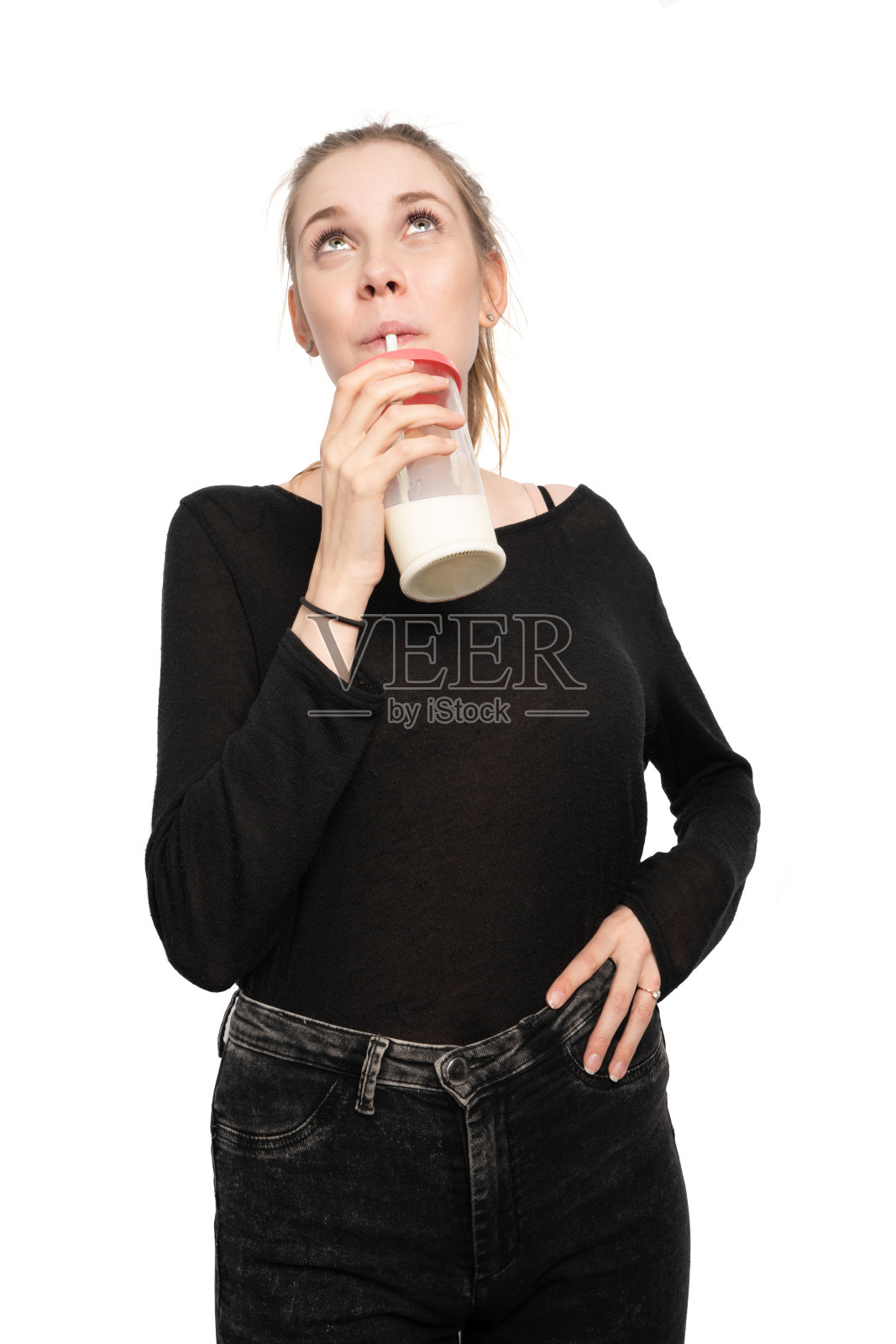 年轻女子拿着一杯牛奶和饮料照片摄影图片