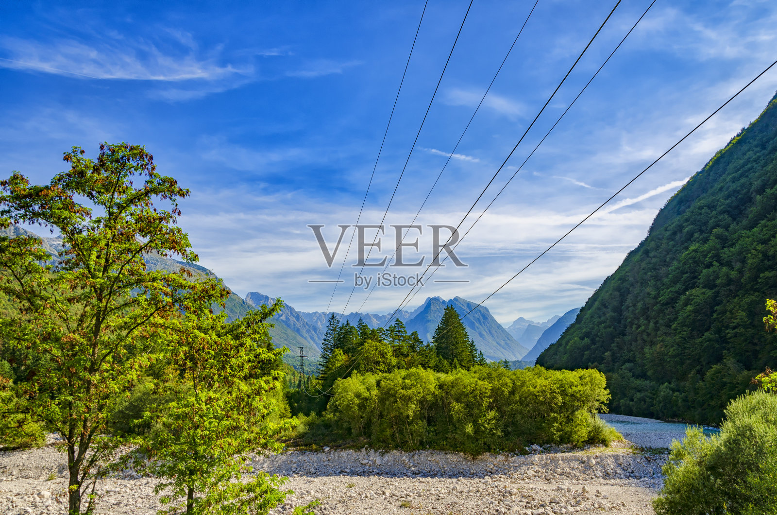 索卡谷的电线。山区的电力传输。照片摄影图片