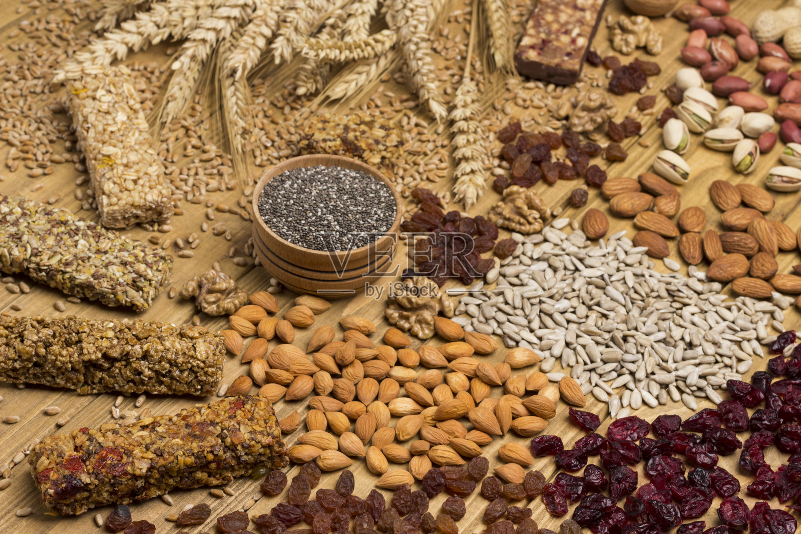 平衡的素食零食，蛋白质格兰诺拉燕麦棒照片摄影图片