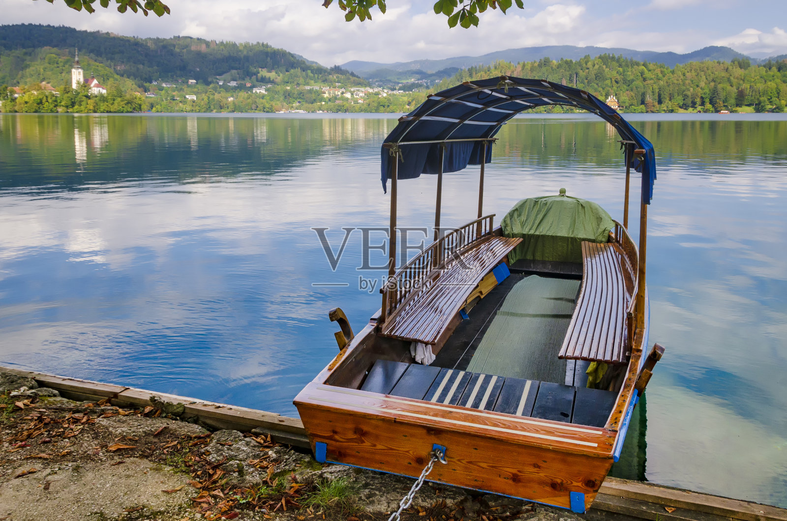 布莱德湖上的游船。码头上租来的空船。由于冠状病毒封锁和隔离，斯洛文尼亚没有游客照片摄影图片
