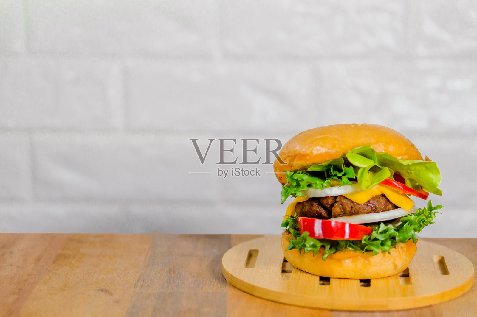 汉堡放在木托盘上，放在木桌上照片摄影图片