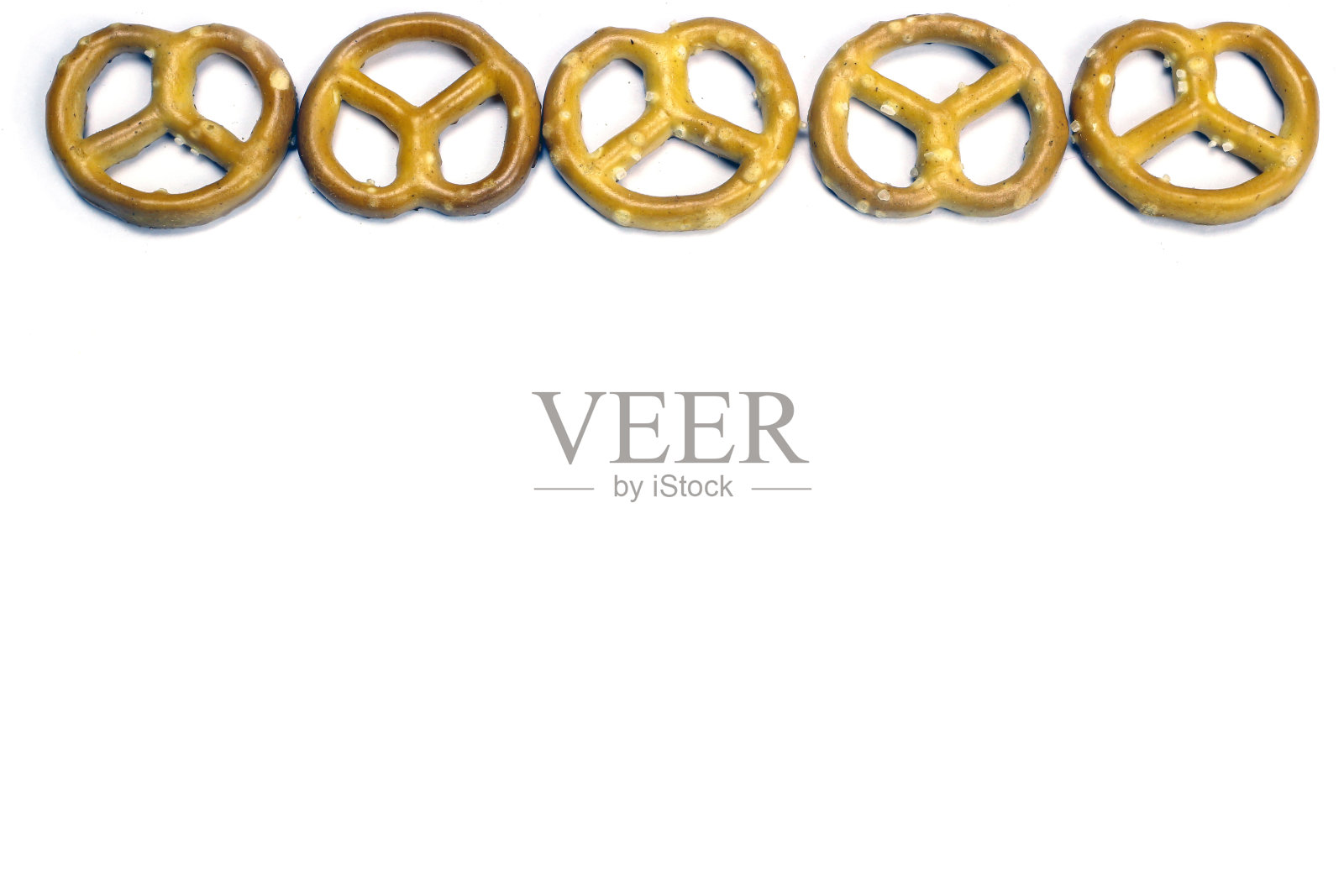 白底上的脆椒盐卷饼。德国啤酒的零食。特写，孤立白色。文本空间照片摄影图片