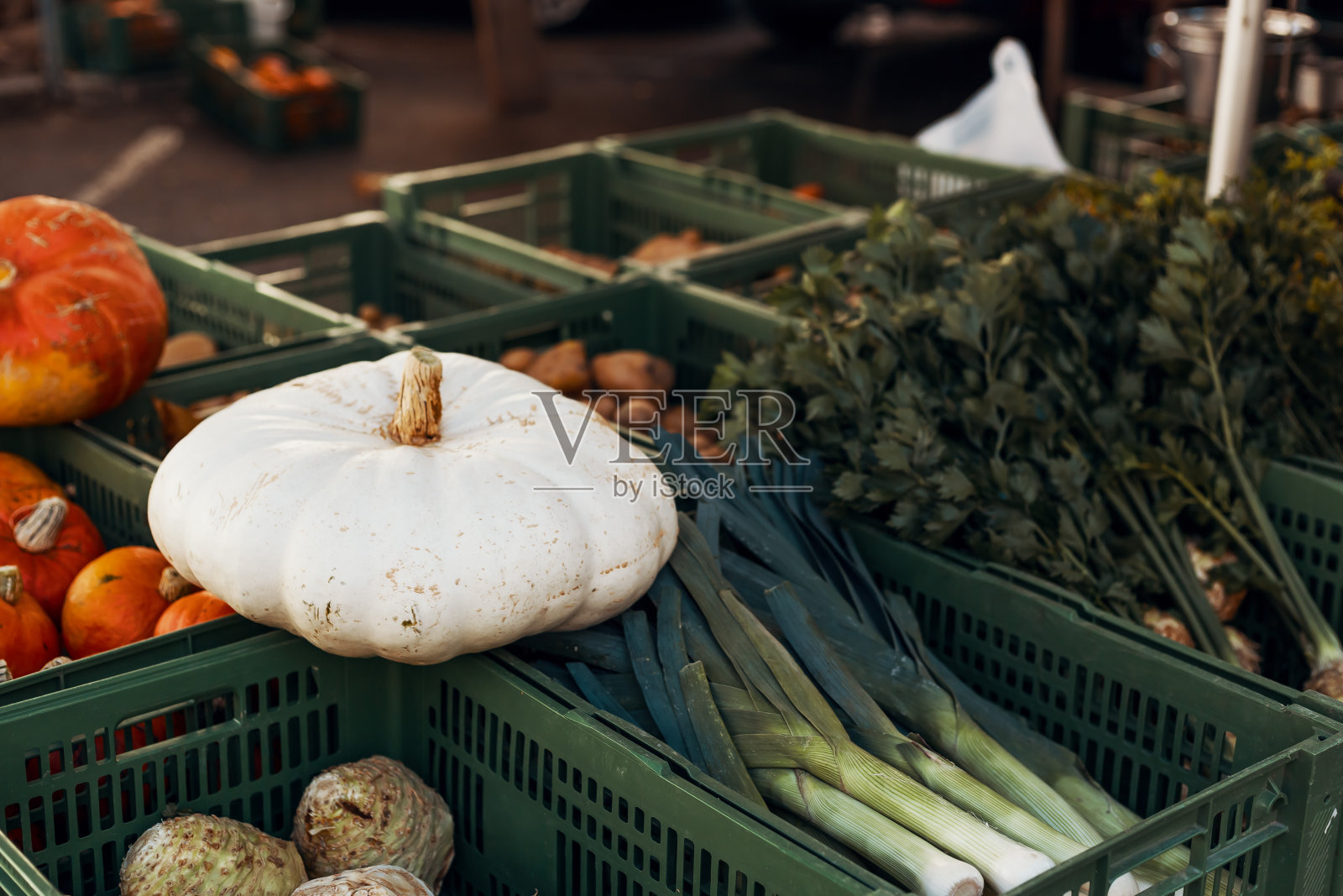有机南瓜装在蔬菜箱在一个真正的农民市场照片摄影图片
