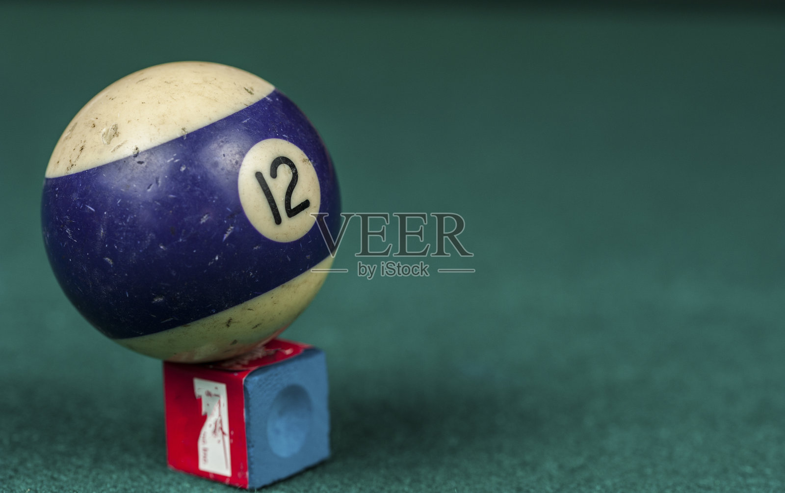 台球桌上的球和球杆。台球运动的概念。照片摄影图片