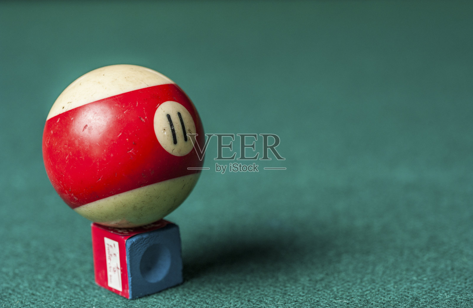 台球桌上的球和球杆。台球运动的概念。照片摄影图片