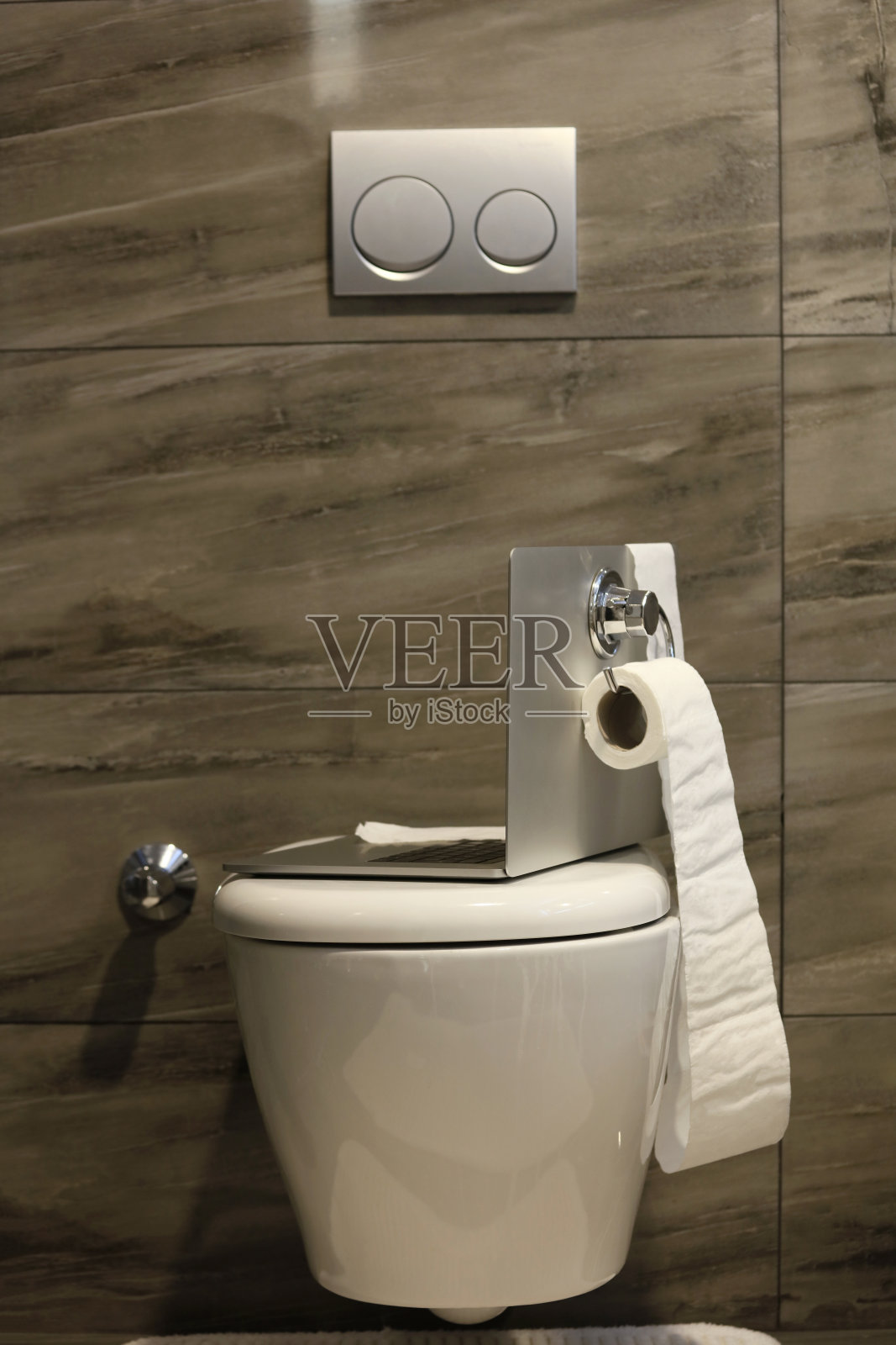 卫生纸连在笔记本电脑上照片摄影图片