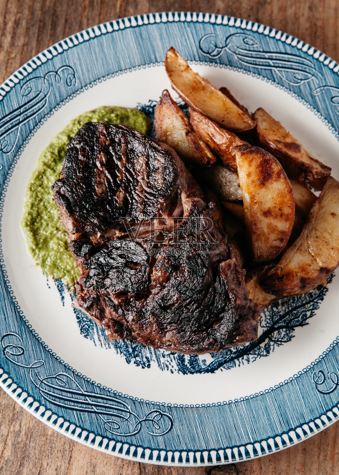 烤肋眼牛排在一个古老的盘子照片摄影图片