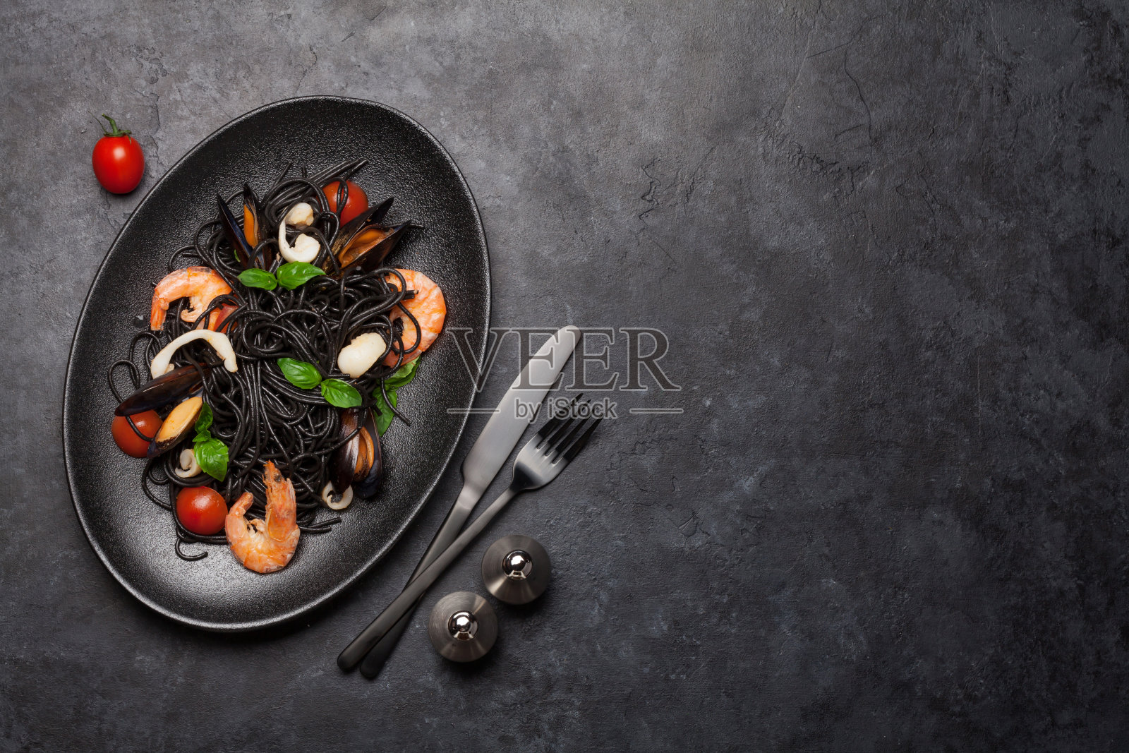 黑色海鲜意大利面照片摄影图片