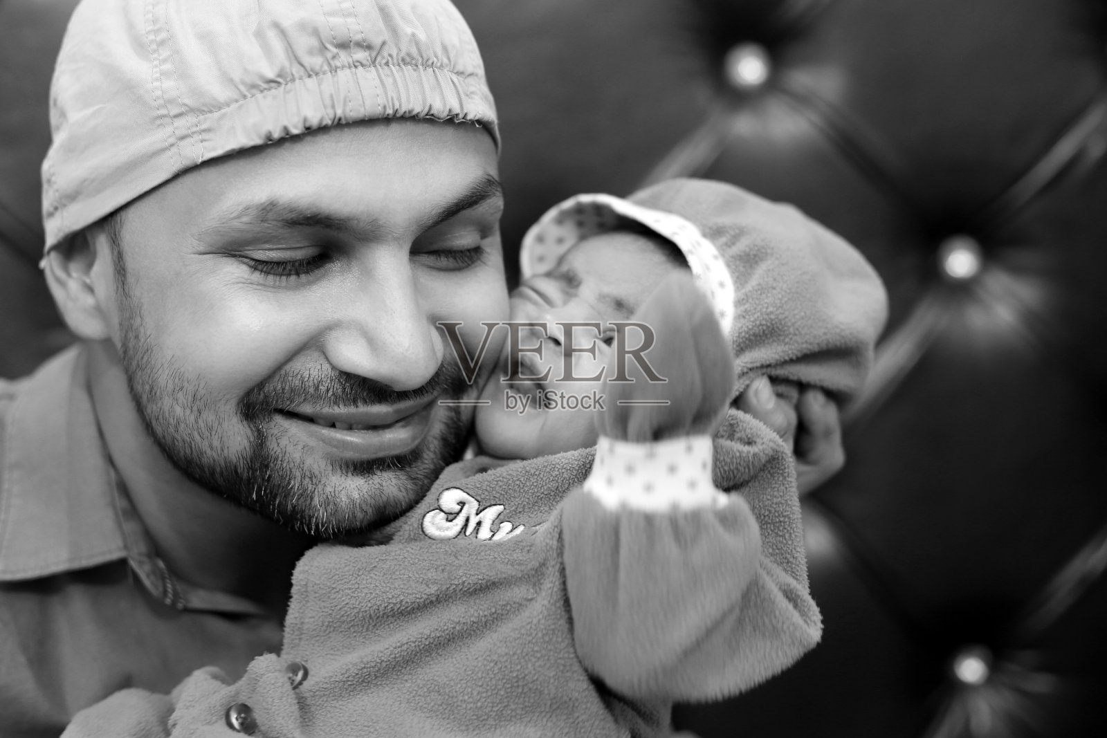 父亲和新生女婴玩耍照片摄影图片