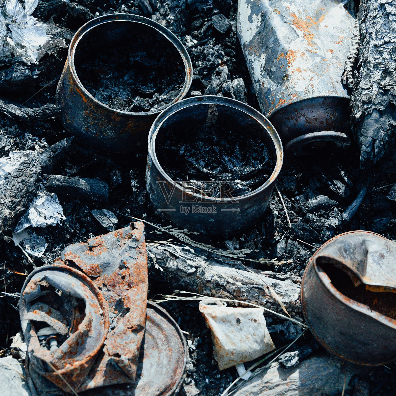 铁罐在火中燃烧。生态不良，环境污染。自然保护。照片摄影图片