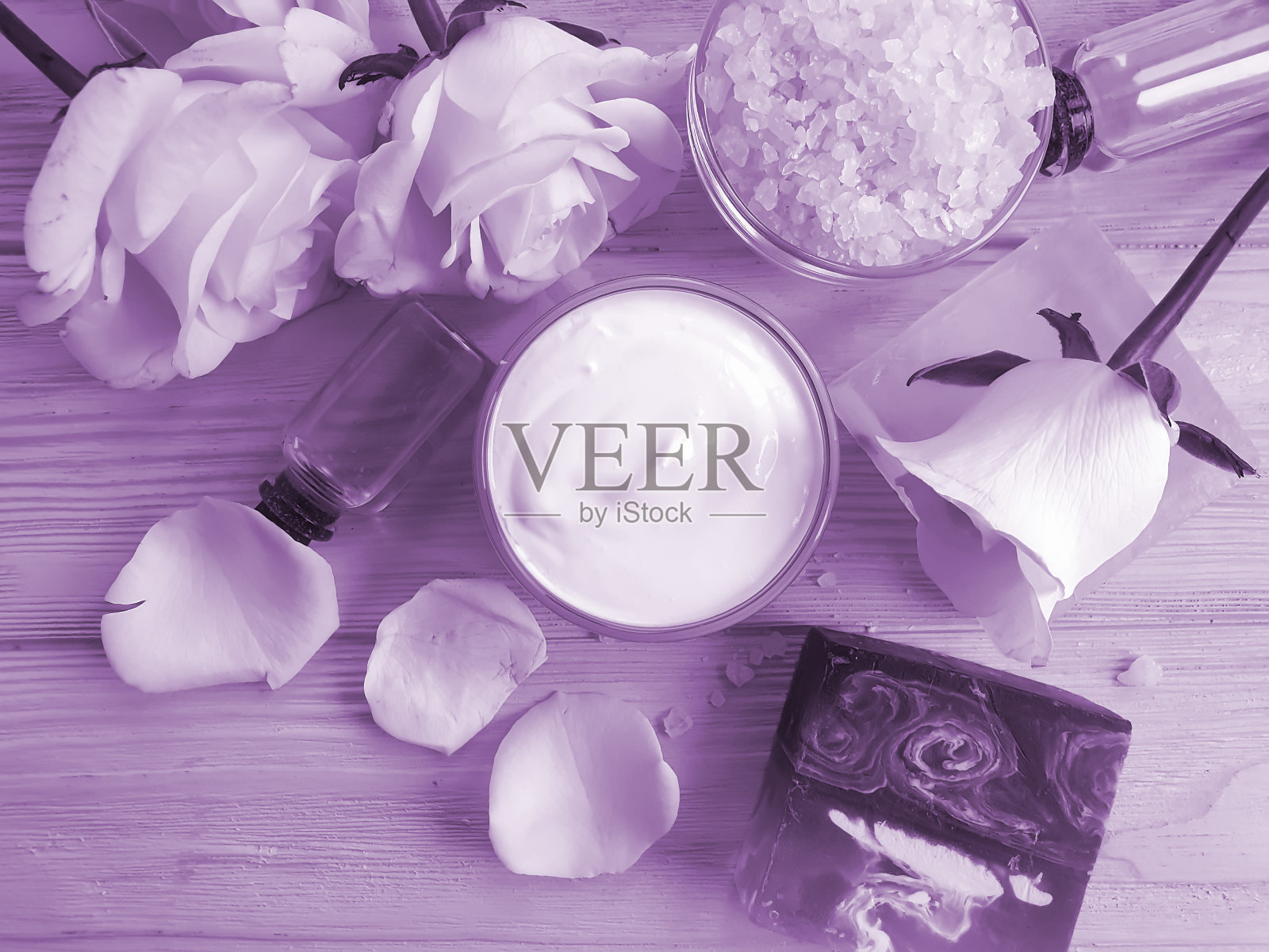 化妆霜，肥皂，玫瑰花木制背景照片摄影图片