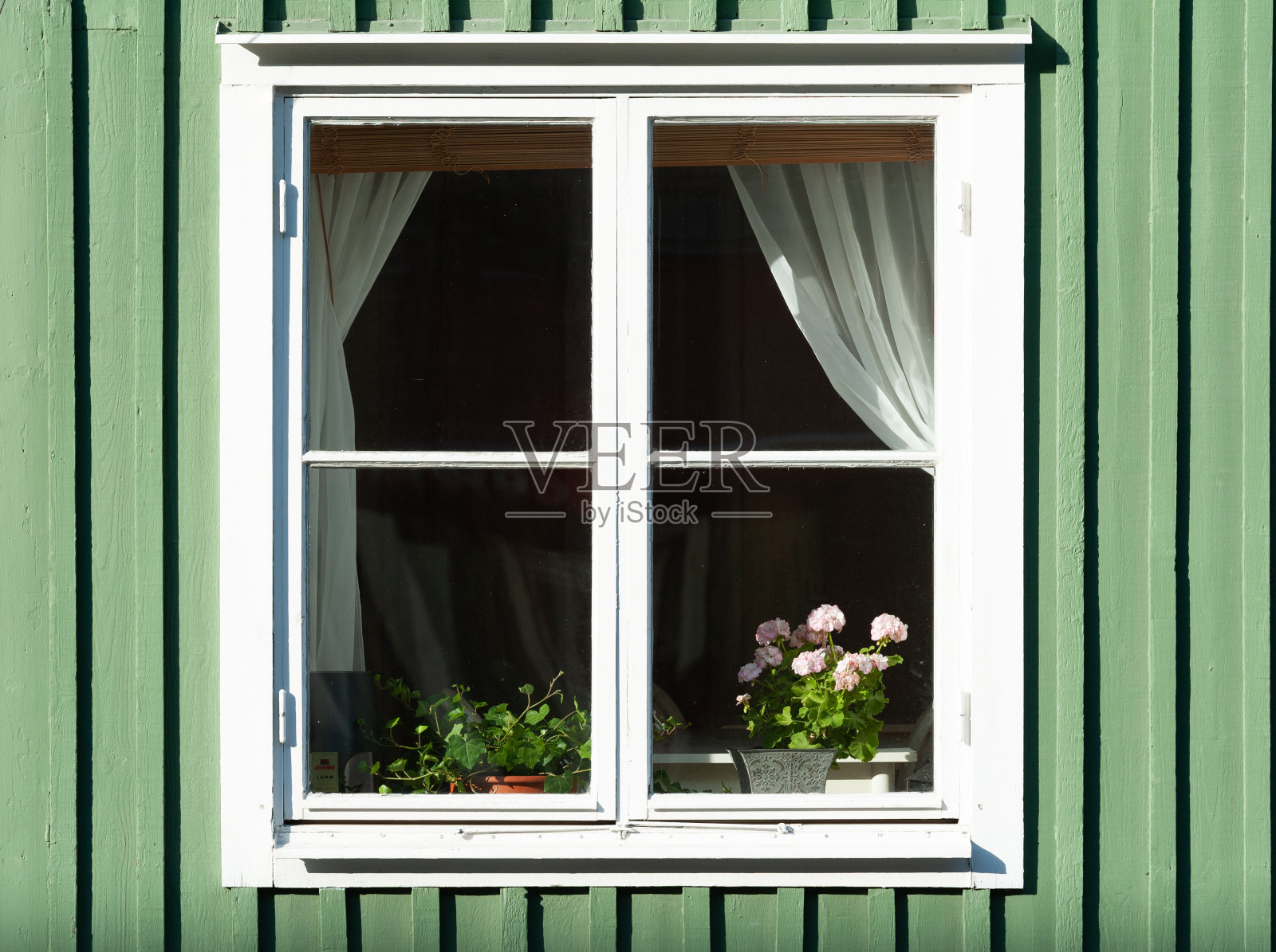 单独的窗口中,“家”照片摄影图片