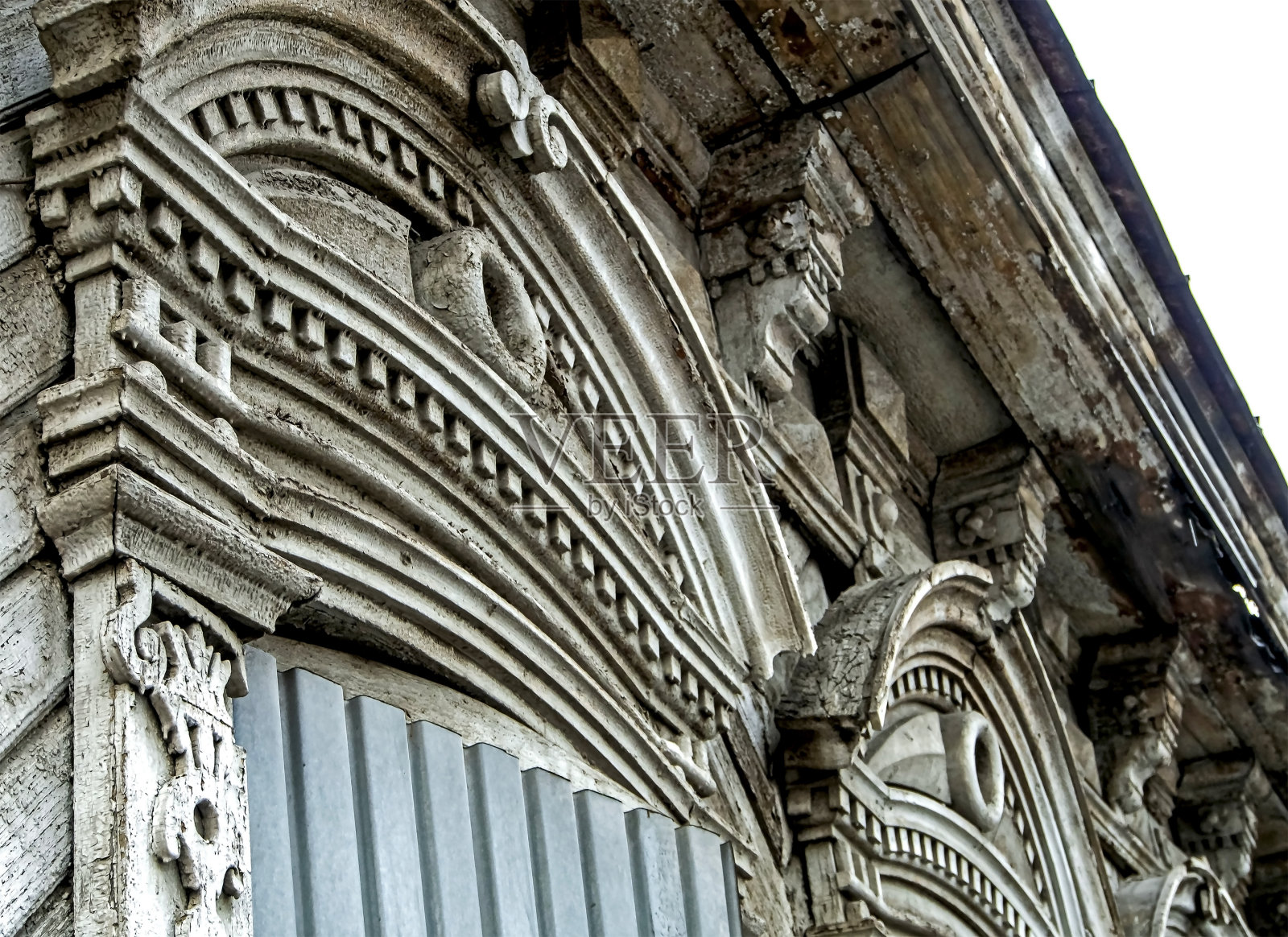 老房子的正面雕刻的木制装饰。俄罗斯，乌拉尔南部，木雕房屋照片摄影图片