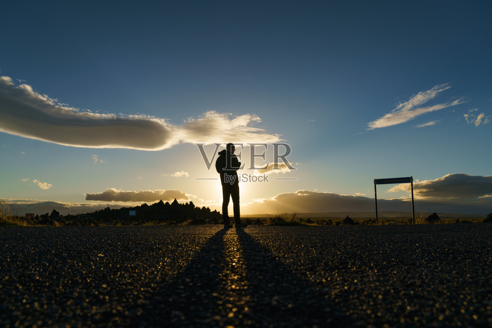 人的剪影在日落照片摄影图片