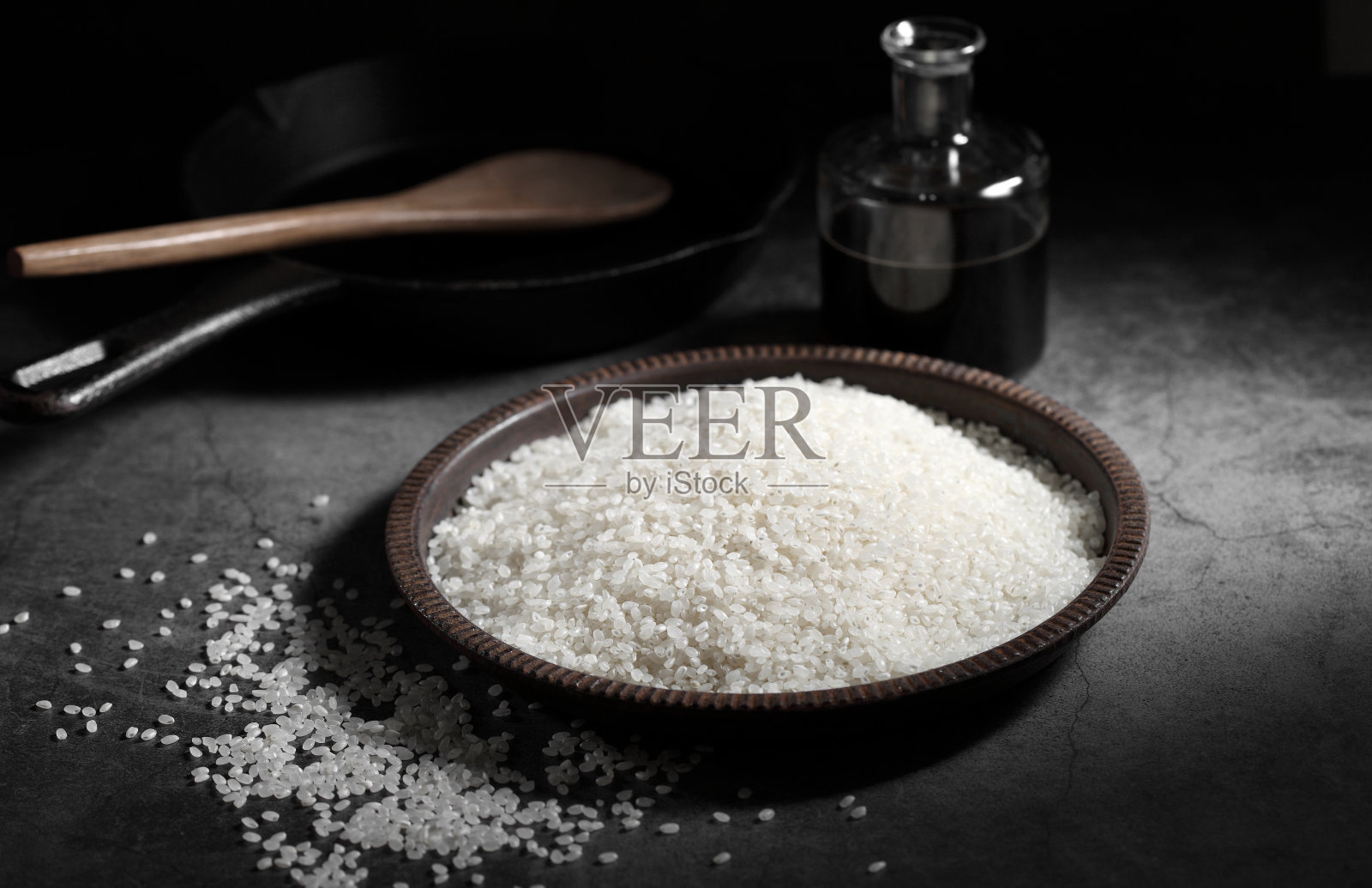 在黑暗的背景中靠近日本米饭，厨房里有日本米饭照片摄影图片