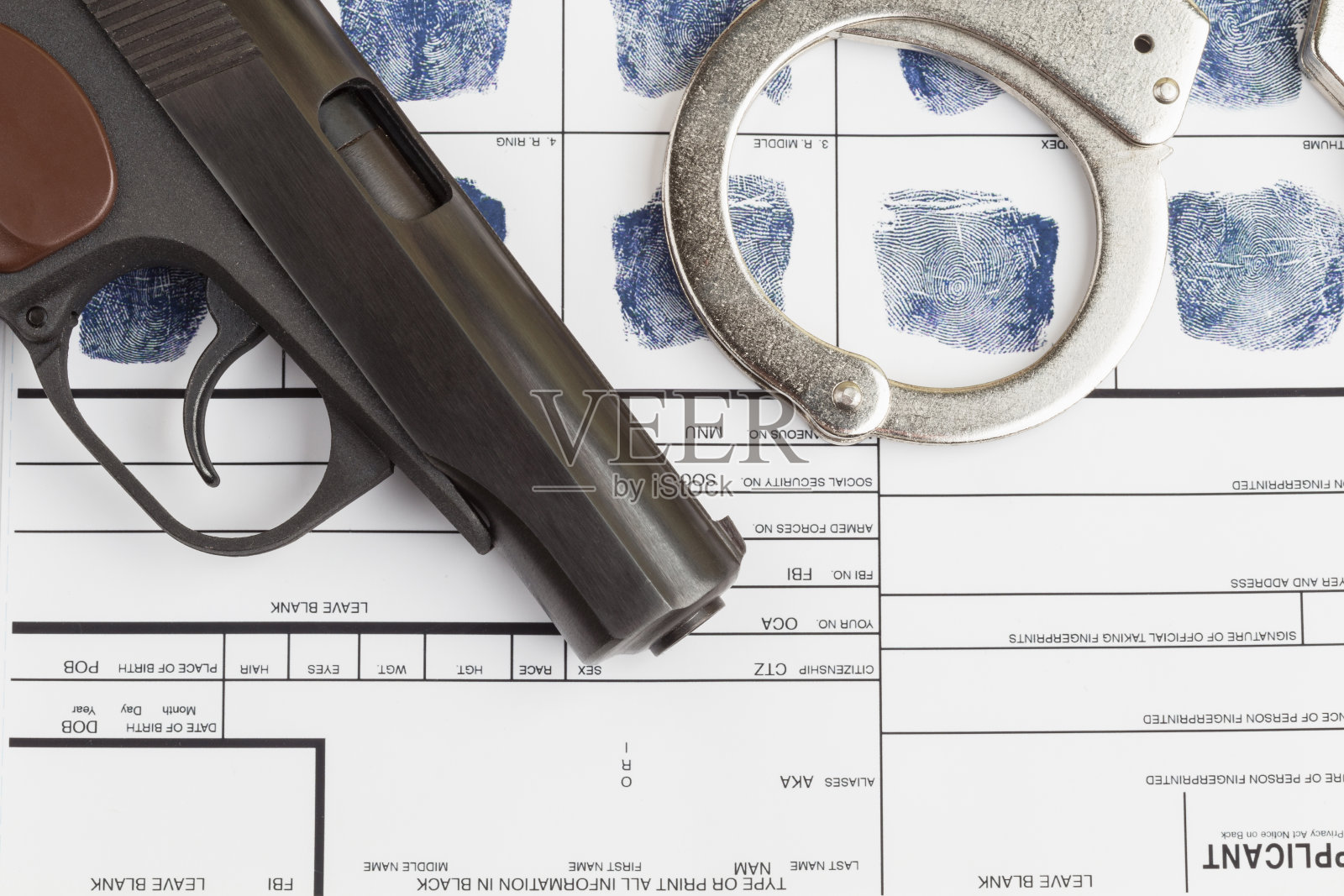 指纹卡，带手铐和枪照片摄影图片