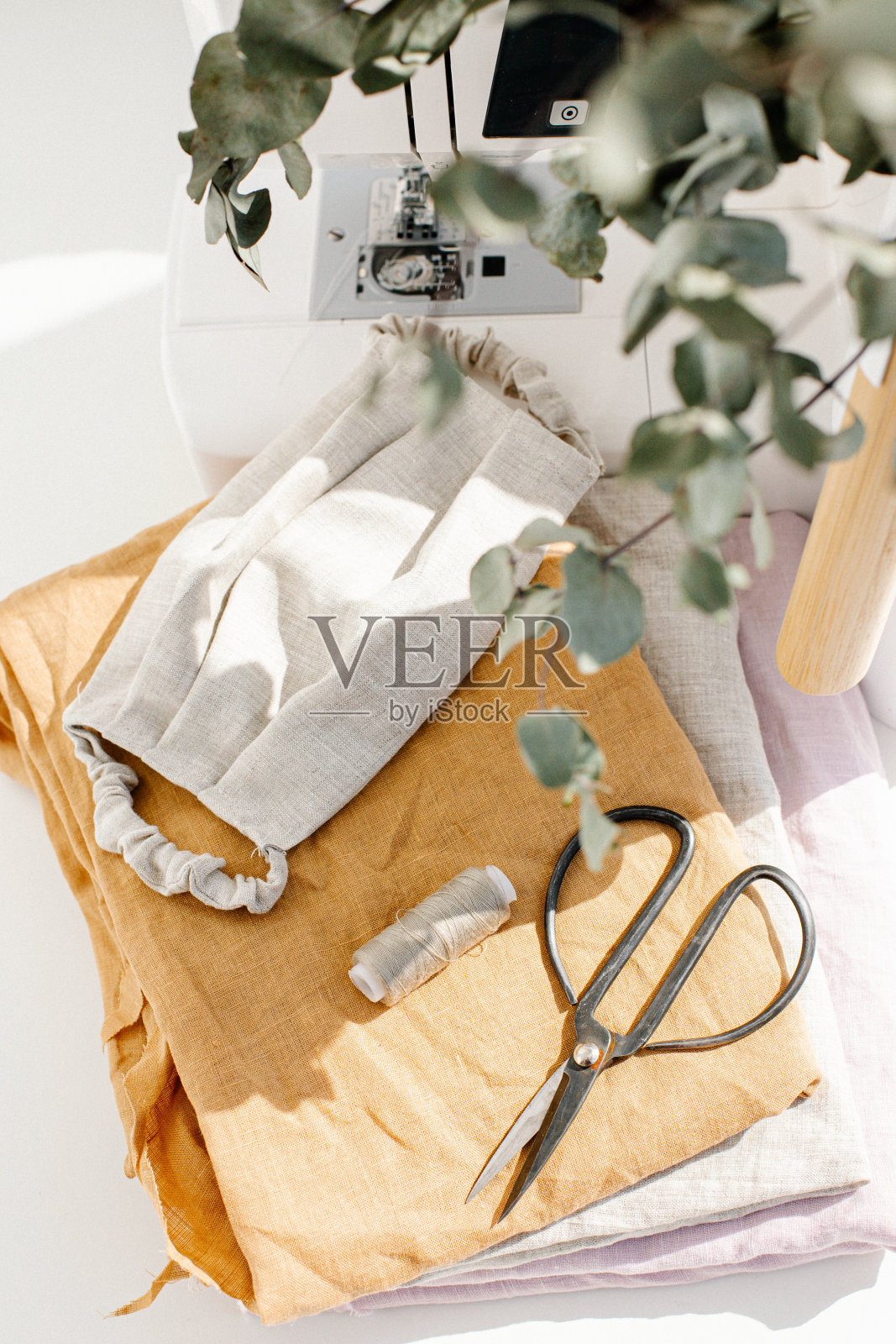 自制呼吸面罩，防护冠状病毒。自制医用口罩的过程中。在家缝病毒口罩照片摄影图片