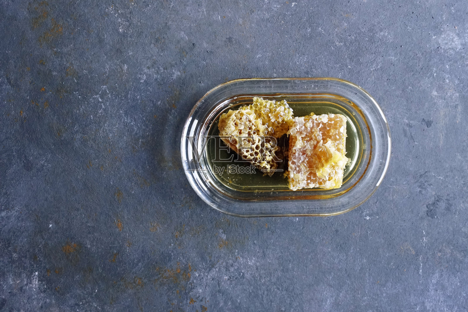 流动的蜂蜜和蜂房照片摄影图片