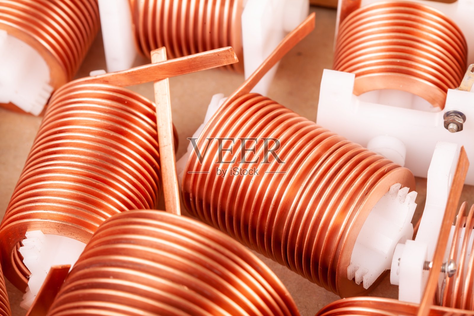 特写很多扭曲扁铜线照片摄影图片