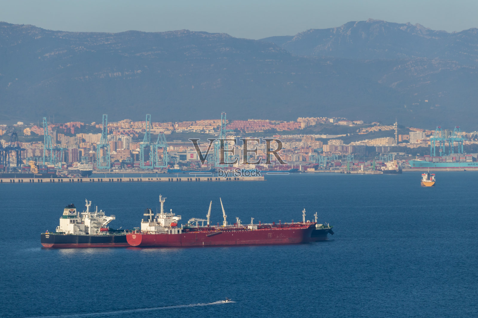 从直布罗陀可以看到阿尔及尔的工业城市和海上的船只照片摄影图片