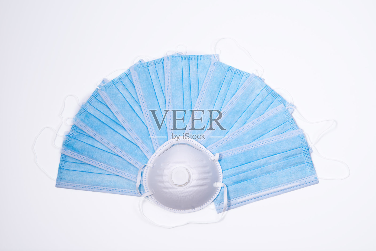 蓝色和白色防护口罩隔离在白色背景照片摄影图片