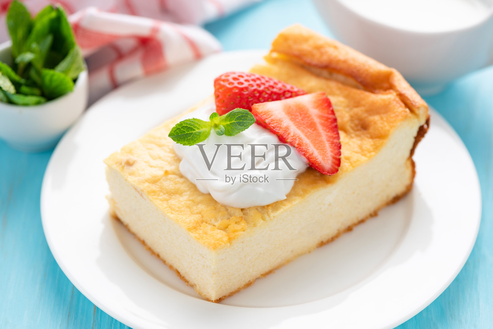 美味的奶酪砂锅配奶油和草莓照片摄影图片