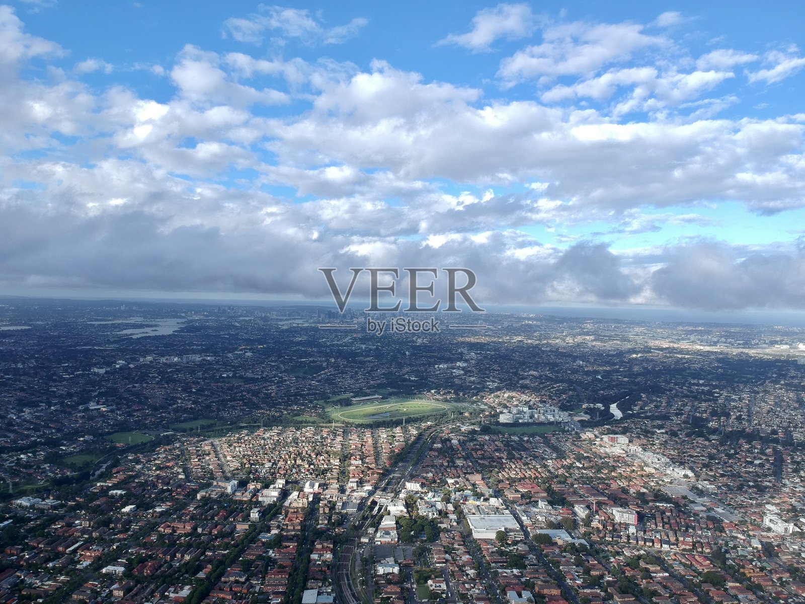 全景无人机鸟瞰悉尼新南威尔士州城市天际线，从贝尔摩俯瞰所有郊区照片摄影图片