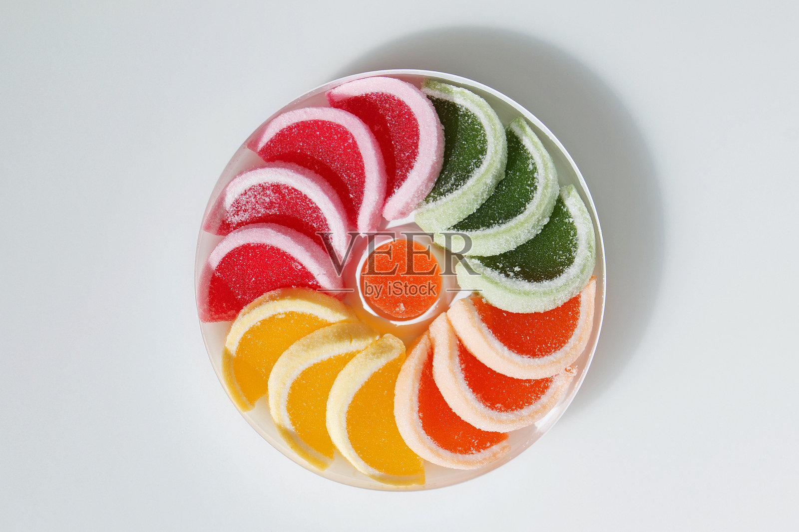 在白色背景上的水果片形状的美味甜的橘子酱照片摄影图片