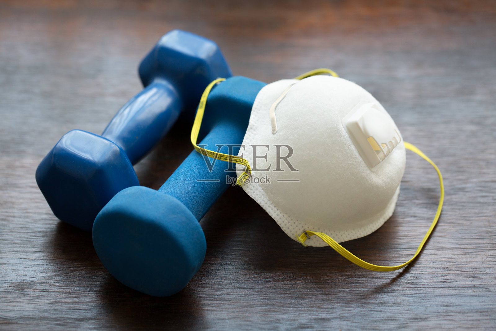 N95口罩和砝码照片摄影图片