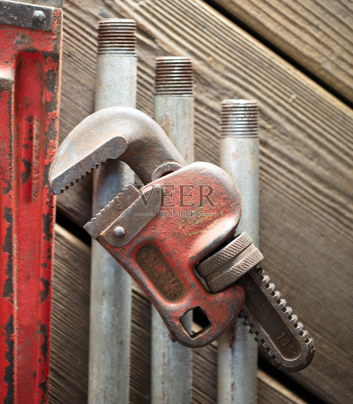 管工工具与管道，管道扳手在木材表面照片摄影图片