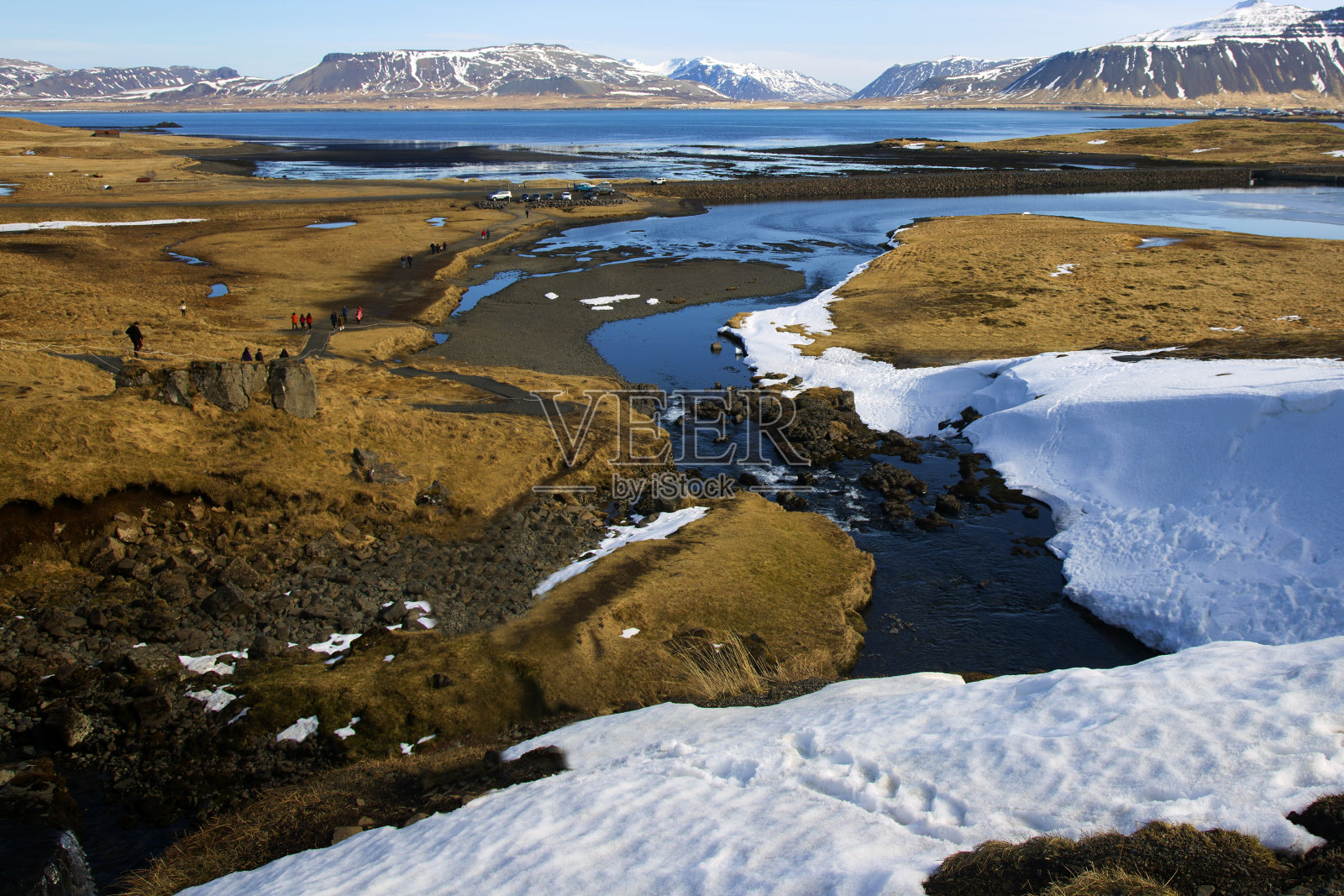雪帽山脉与地形景观在冰岛的前面照片摄影图片