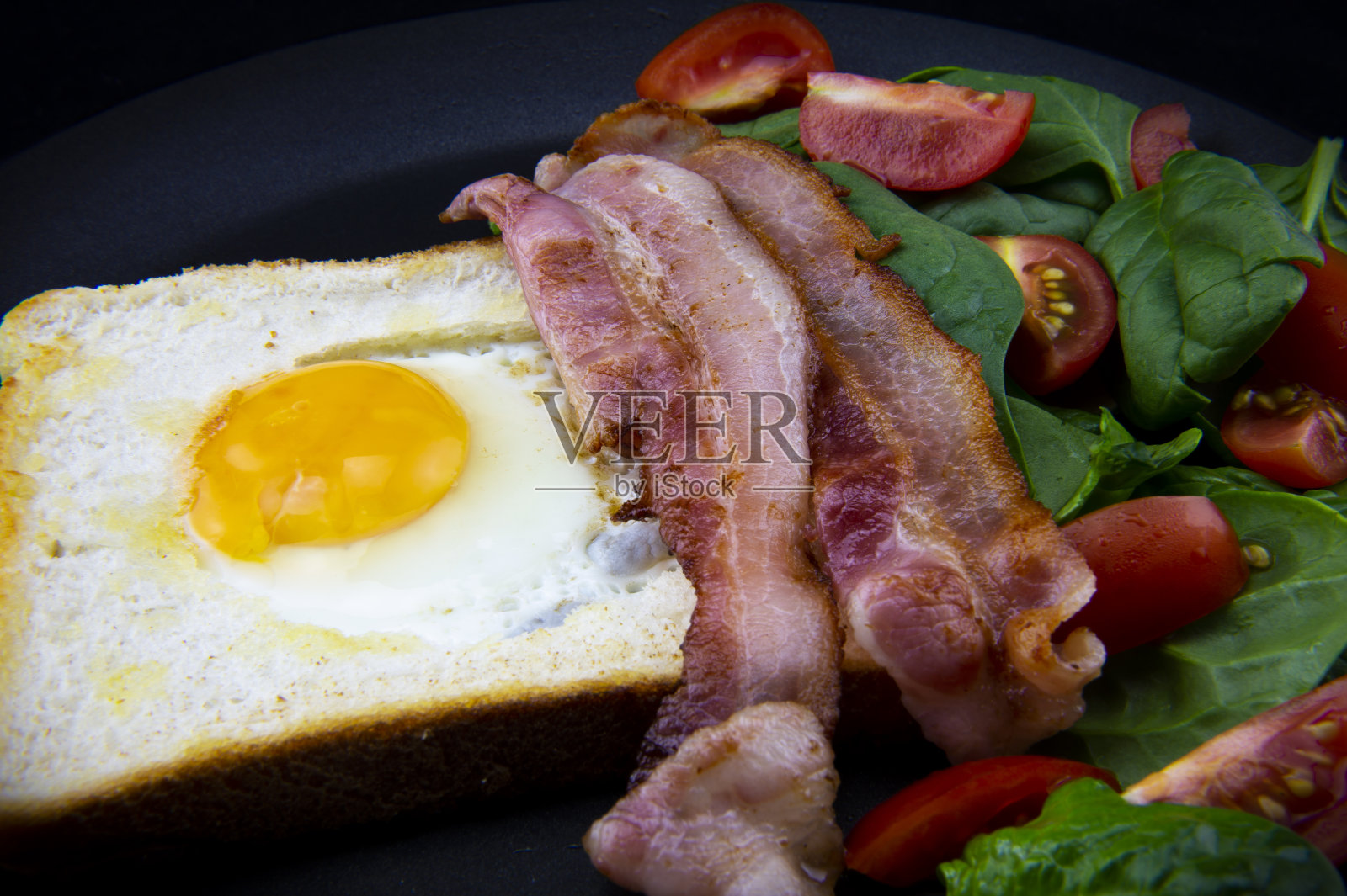 单面煎蛋在洞里照片摄影图片