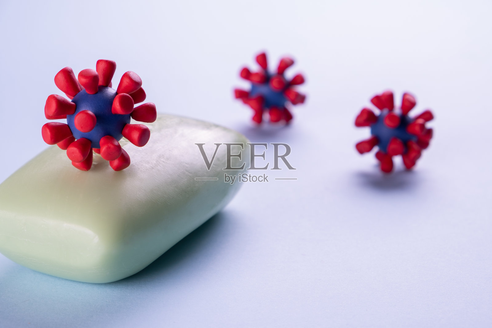 勤洗手、守卫生，预防冠状病毒、病毒，阻止2019冠状病毒传播。蓝色背景上的肥皂和covid-19病毒模型照片摄影图片