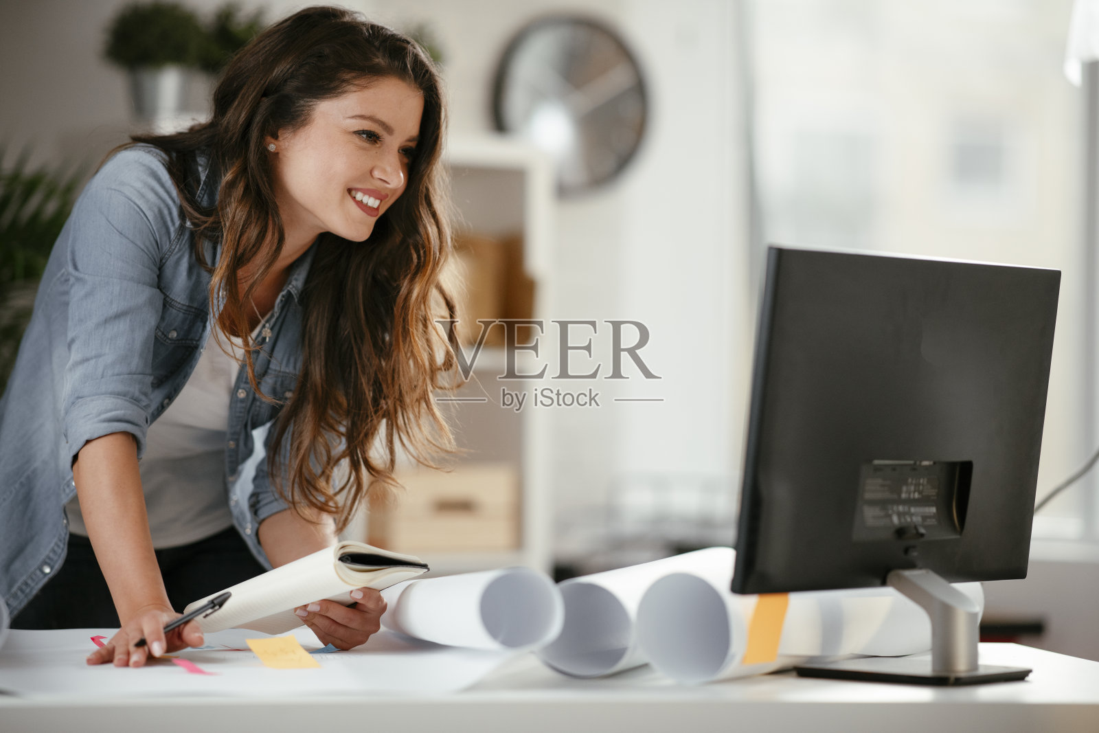 在办公室使用笔记本电脑的女商人照片摄影图片