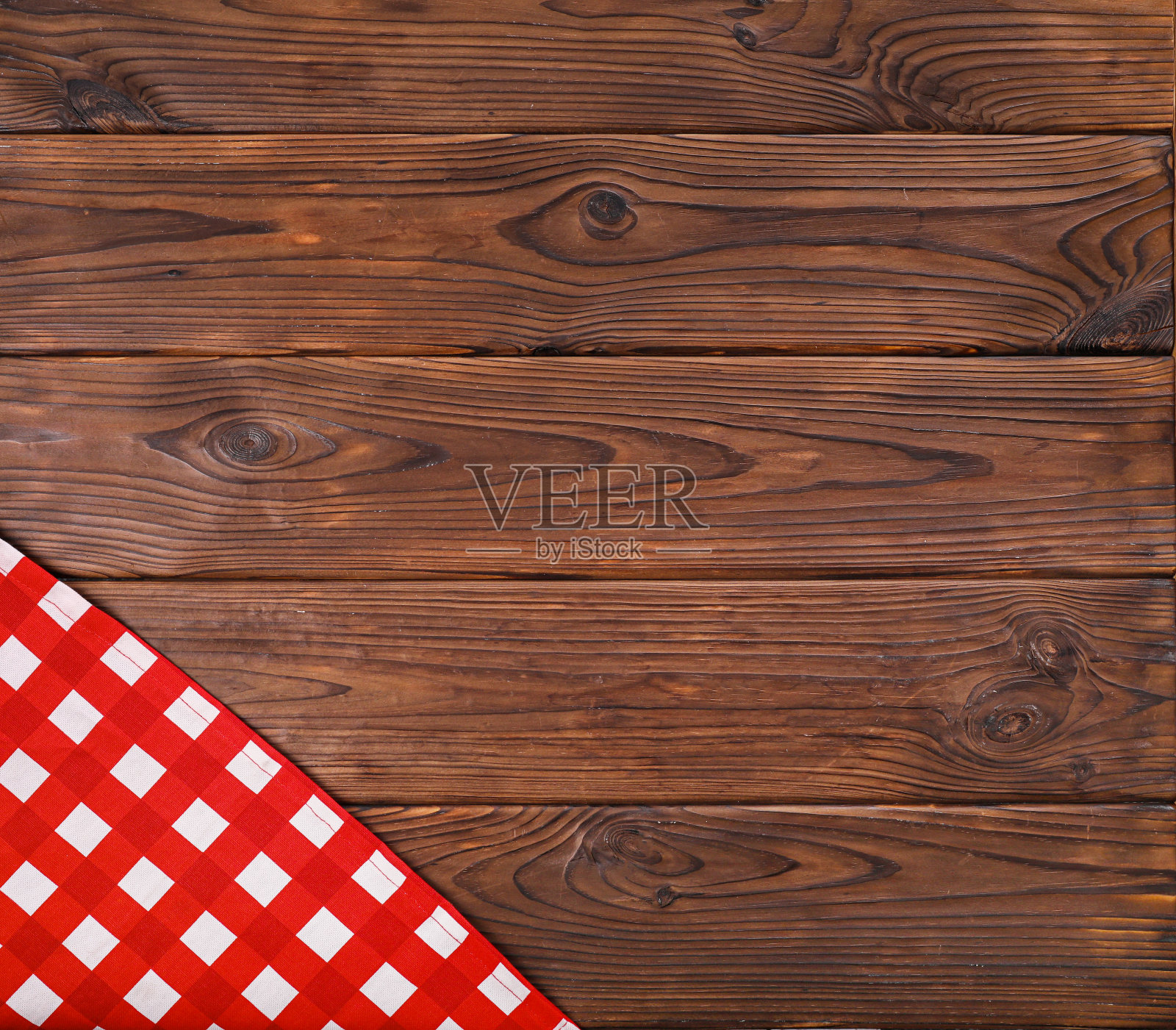 木桌上的方格餐巾照片摄影图片