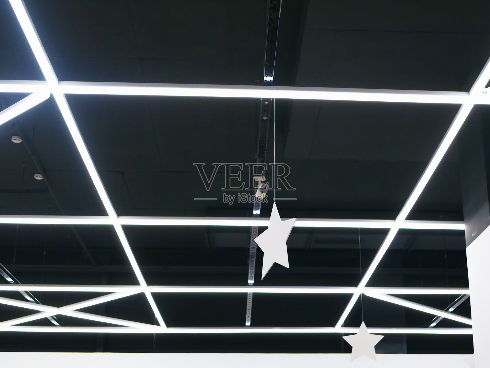 商店闪闪发光的天花板。存储背光。灯具的内部元素照片摄影图片