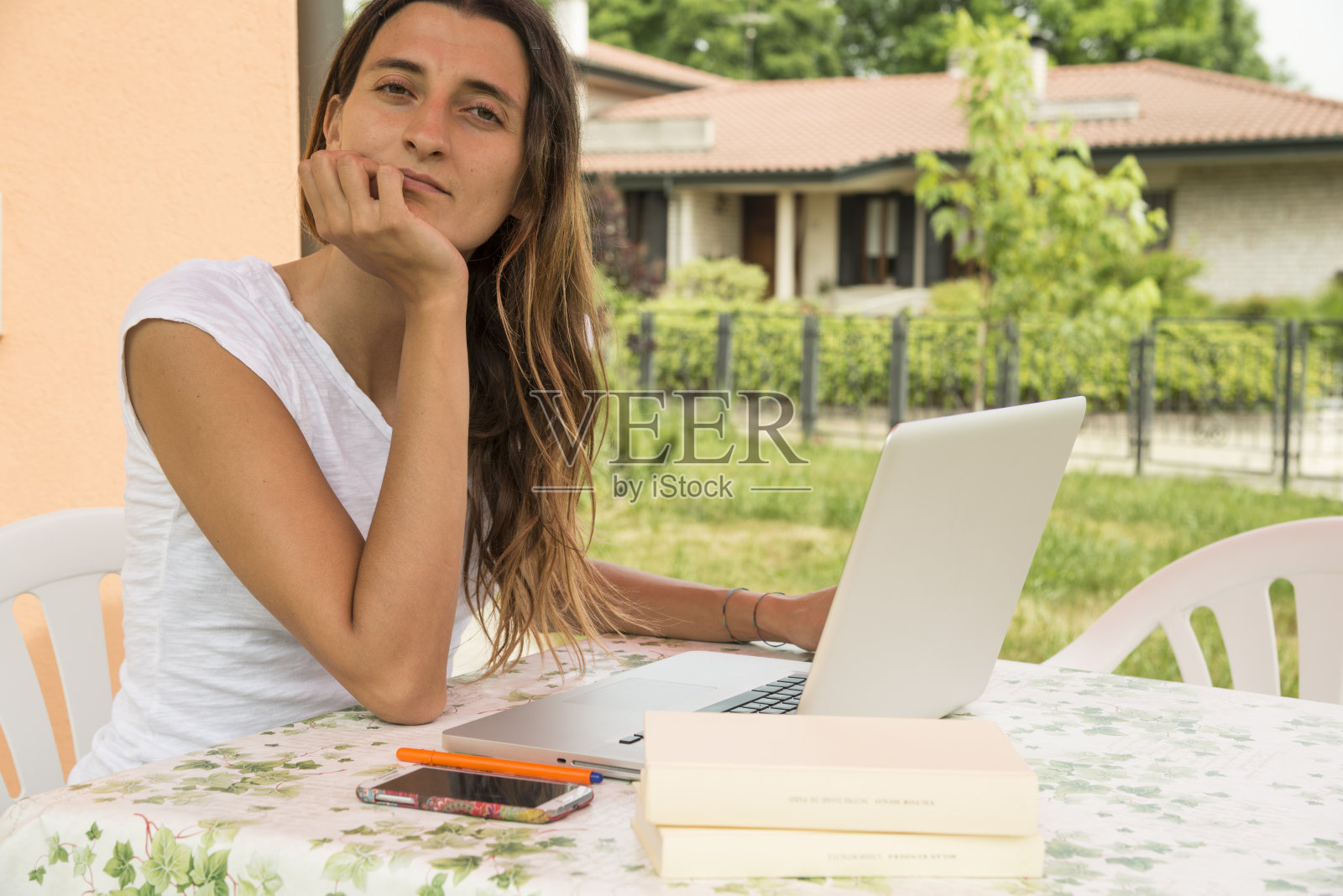 在家工作的时尚女性照片摄影图片