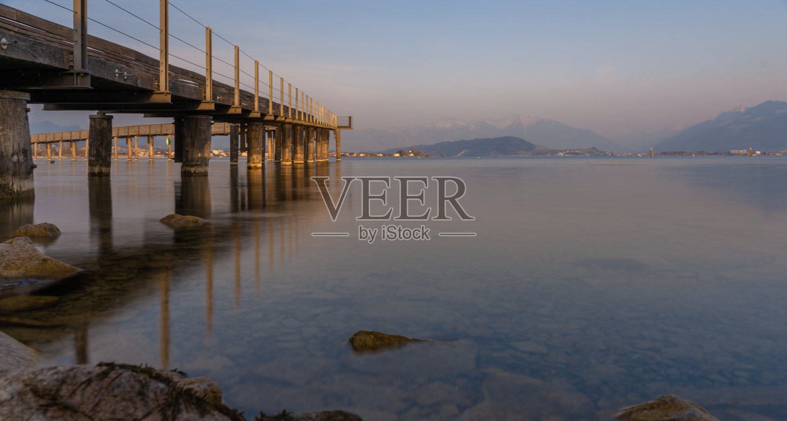 图为瑞士上苏黎世湖(Obersee)，一座重建的木桥，始建于新石器时代照片摄影图片