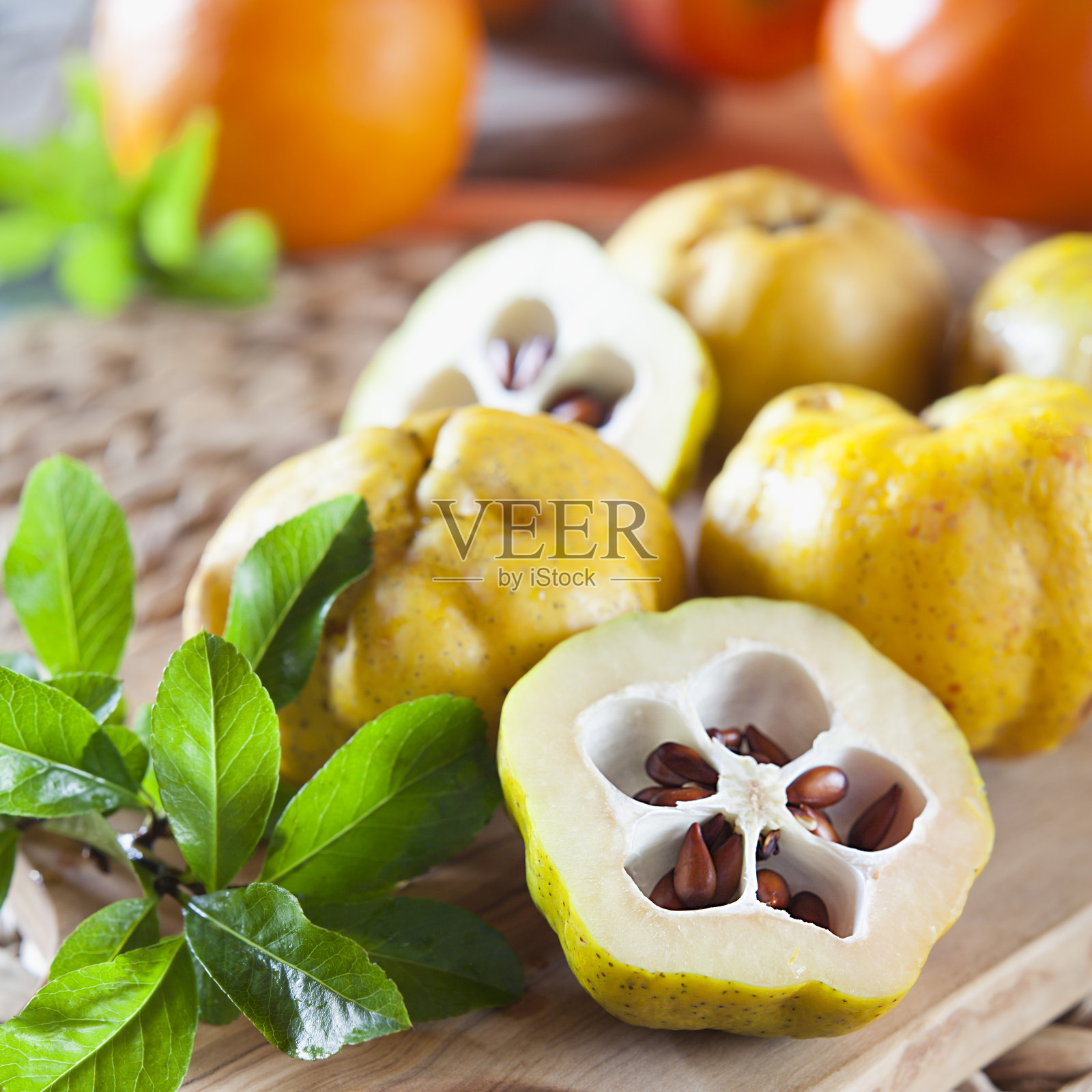 厨房里切成两半的日本木瓜。照片摄影图片