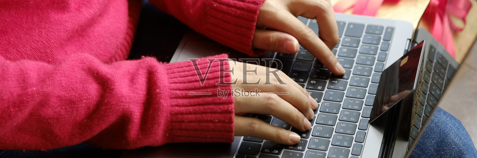 一个女人在网上购物时用信用卡付款的剪影照片摄影图片