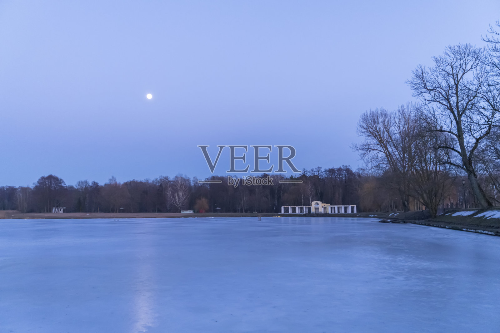白俄罗斯Niasvizh冰冻湖面上的月亮照片摄影图片