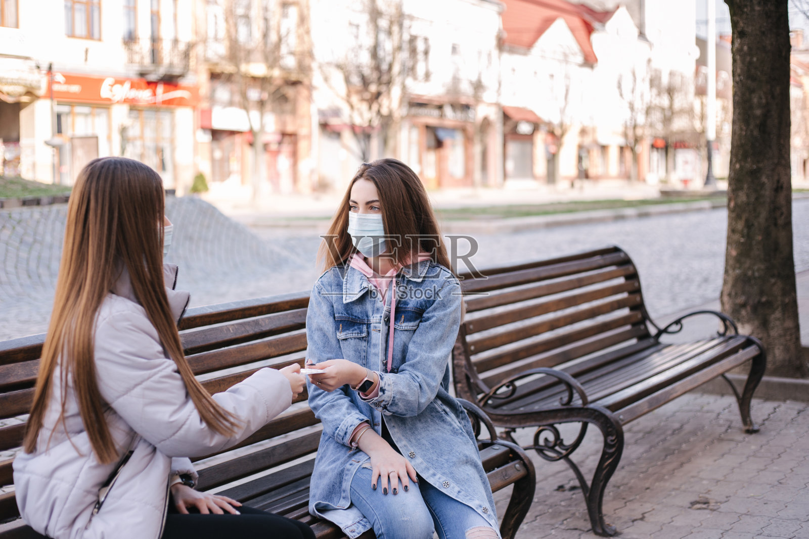 手里拿着药片的女人。女性给女性药片。冠状病毒的主题照片摄影图片